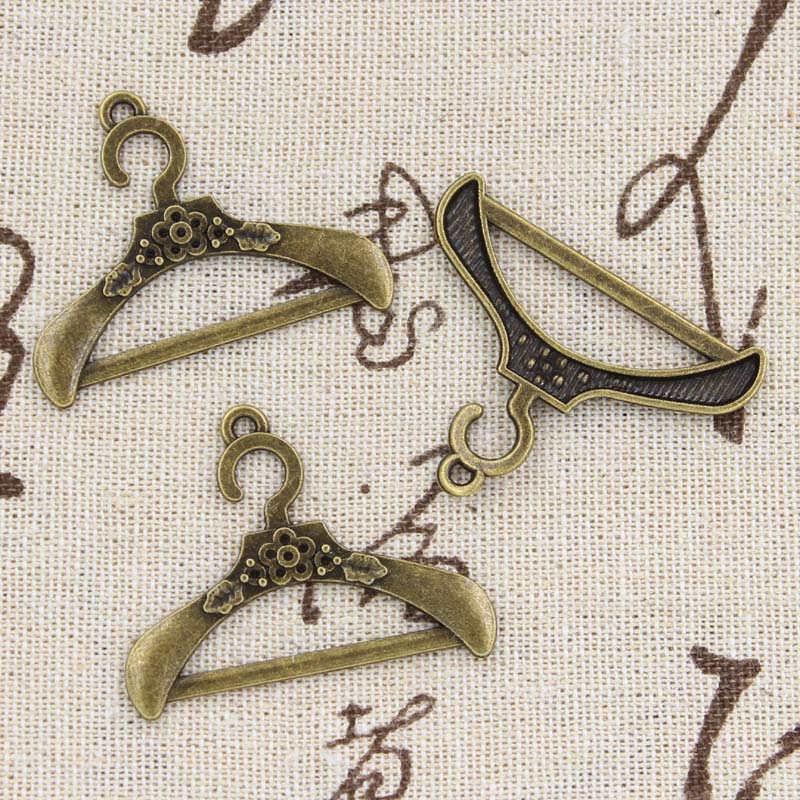 8 Uds dijes colgador de ropa 3 - Jewelry Making Table reseña y precio